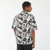 Camisa de manga corta con estampado abstracto en blanco y negro.