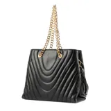 Cartera grande negra de cuero sintético con diseño acolchado en formato rectangular. Tiene acceso con cierre, correa regulable, herrajes dorados y doble compartimento interno con bolsillos. Se puede usar como bandolera.