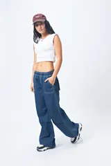 Pantalón jean ancho color gris oscuro, con elástico en la cintura y cordones ajustables en los bajos. Cuenta con grandes bolsillos laterales y traseros.