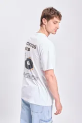 Camiseta blanca de corte oversize con estampa en la espalda con la frase "DJ Creates Vibes" y un disco de vinilo.