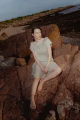 Falda larga de lino color arena tostado, de silueta relajada y textura natural.