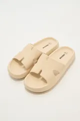 Sandalias color chocolate con diseño minimalista.