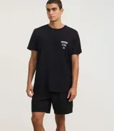 Bermuda de hombre color beige confeccionada en tejido ripstop, con cintura elástica ajustable con cordón, bolsillos laterales y etiqueta de la marca aplicada.