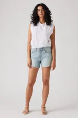 Short de jean celeste con tiro alto, corte a la rodilla y ruedo desflecado.