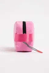 Necesser rosado rectangular con cierre superior de cremallera negra y asa lateral.