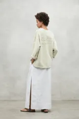 Buzo color gris claro de algodón orgánico y reciclado, con cuello redondo y mangas largas.