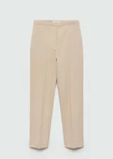 Pantalón de vestir color beige de corte recto con bolsillos laterales y traseros.