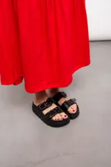 Sandalias negras con plataforma y dos tiras anchas con hebillas metálicas ajustables.