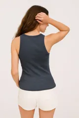 Musculosa negra de algodón con breteles anchos, corte al cuerpo y cuello redondo.
