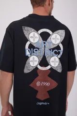 Camiseta negra de manga corta y cuello redondo con estampado en la espalda con la frase "Art District" y el número 1990.