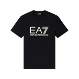 Remera negra de manga corta con cuello redondo. Presenta el logo grande de EA7 Emporio Armani en blanco en el pecho, con el texto 'EMPORIO ARMANI' debajo.