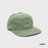 Gorro tipo béisbol color beige de pana con logo bordado en blanco.