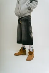 Bermuda de jean negro lavado, corte baggy carpintero, con bordado gótico en la parte trasera, bolsillos grandes, bolsillo lateral y tira carpintera lateral.