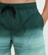 Bermuda de baño masculina, color verde con efecto degradado a celeste/turquesa. Posee cintura elástica con cordón ajustable negro y bolsillos laterales.