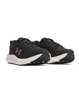 Championes de running Under Armour Charged Assert 10 para mujer, color negro con logo rosa y suela blanca.