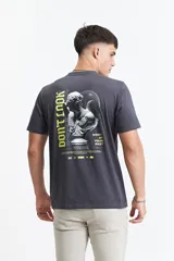 Remera blanca de manga corta con cuello redondo y estampado en la espalda de una escultura clásica con texto en verde.