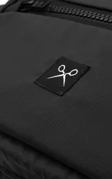 Riñonera negra con múltiples bolsillos con cierre y correa ajustable con hebilla.