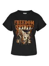 Camiseta negra de corte clásico con mangas cortas y dobladillo. Estampado frontal con la leyenda "Freedom Spirit" y un diseño de águila con calavera en tonos dorados.
