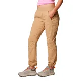 Pantalón de trekking color verde oliva, con cintura elástica, bolsillos laterales con cierre y puños ajustables. Confeccionado con tejido que repele la humedad y protege del sol.