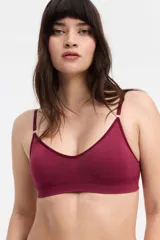 Soutien color borgoña de microfibra sin costuras, con copas removibles, breteles regulables y broche doble con tres medidas en la espalda.