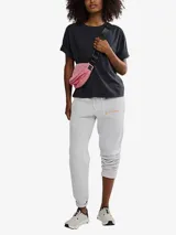 Camiseta blanca de manga corta con cuello redondo y calce relajado, confeccionada en tejido pesado de algodón.