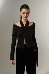 Remera negra al cuerpo con escote profundo y mangas largas, ideal para un look elegante.