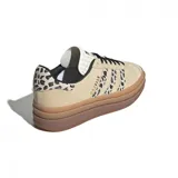 Zapatillas Adidas Gazelle Bold para mujer. Capellada de gamuza color beige con estampado animal print en las tres tiras laterales y en el talón. Plataforma de goma color caramelo.