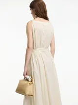 Vestido túnica largo color bordó, de corte amplio, con cuello redondo y bordados en cuello y sisas. Incluye lazo ajustable en la cintura.