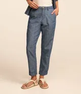Pantalón recto de jeans azul con bolsillos y bajo plegado.