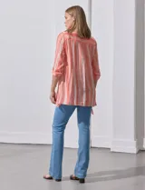 Camisa larga de rayón marca Robert Louis, con estampado a rayas verticales en tonos coral y blanco. Tiene cuello con solapa, abertura central con botones, mangas largas regulables con presilla y botón, y tajos laterales.
