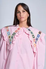 Camisa color crema con cuello Claudine y bordado de crochet multicolor.