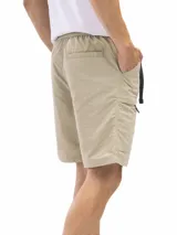 Bermuda negra de nylon con cinturón incorporado ajustable, dos bolsillos laterales superiores, dos bolsillos laterales con cierre y dos bolsillos traseros con botón.