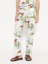 Pantalón babucha de algodón con estampado de hojas de palmera y flores rojas.