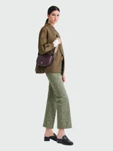 Bandolera Longchamp modelo Épure, color borgoña, con correa de tela beige y cierre con botón a presión dorado.