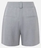 Short recto de sastre color gris claro, con cintura alta, doble trabilla y bolsillos falsos.