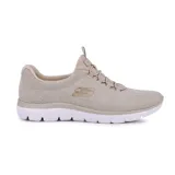 Calzado deportivo con diseño de malla y material sintético, en tono beige con detalles sutiles, ideal para uso diario.