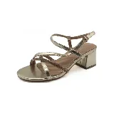 Sandalias doradas de tacón cuadrado bajo, con tiras finas cruzadas y tobillera con hebilla.