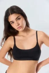 Top color piel con breteles finos y escote redondo.