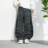 Pantalón jean negro de corte ultra baggy, con bolsillos cargo laterales y textura rústica.