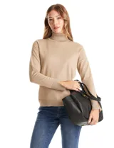 Cartera negra de cuero sintético con textura granulada, asas superiores y solapa frontal con broche metálico dorado en forma de "T".