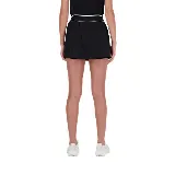 Pollera short deportiva New Balance Tournament color negro, con cintura ancha elastizada con borde blanco y logo de la marca estampado en blanco en la parte inferior.