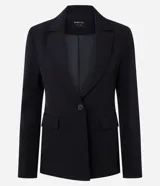 Blazer femenino estructurado de poliéster color negro, con modelo alargado, cuello solapa, cierre frontal con un único botón y bolsillos delanteros.