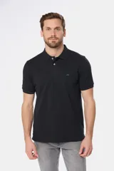 Remera polo de piqué lisa color rojo, con cuello en rib y botones personalizados.