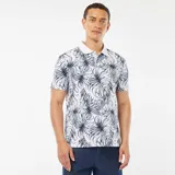 Remera polo de piqué de algodón blanca con estampado de hojas en azul y cuello blanco.