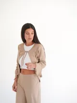 Saco color beige de tejido de punto con textura acanalada.