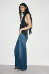 Pantalón de jean azul de corte recto y tiro medio.