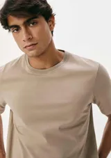 Camiseta marrón de corte recto y mangas cortas.