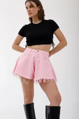 Short de jean azul francia con corte evasé y ruedo desflecado.