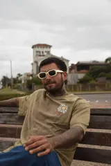 Remera gris con efecto gastado, de manga corta y corte holgado. Estampa en el pecho con un sol, una ola y la frase 'Life is Better'.