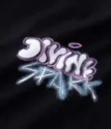 Remera negra de algodón con cuello redondo y mangas cortas. Presenta un estampado frontal con la frase "Divine Spark" y un estampado grande en la espalda de un ángel con halo y rayos celestes.